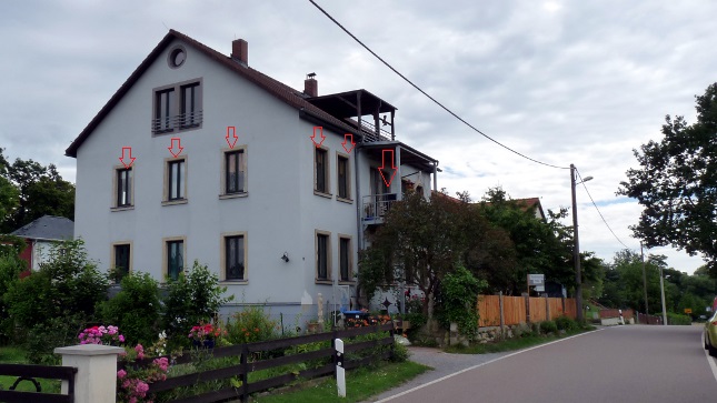 Hausansicht mit der Wohnung OG rechts